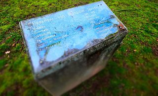 Auch die Hinweistafel, die die technischen Daten zum Humboldt-Sprudel referiert, hat Patina angesetzt. Die tiefste Quelle Bad Oeynhausens fristet ein Schattendasein im Kurpark. - Thorsten Gödecker
