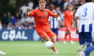 Laurin Curda, hier im DFB-Pokalspiel beim Bremer SV, hat sich die Geburtsjahre seiner Eltern auf die ziemlich muskulösen Oberschenkel tätowieren lassen. - Imago Images
