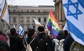 Menschen versammeln sich auf dem Bebelplatz zu einer Mahnwache zum 7. Oktober 2023. - Britta Pedersen/dpa