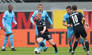 Paderborns Sebastian Vasiliadis (2. v. l.) im Kampf um den Ball mit Bochums Anthony Losilla (2. v. r.). - picture alliance/dpa