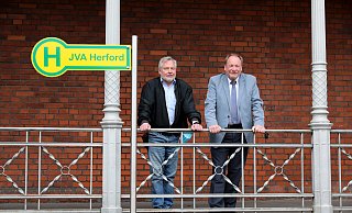 Friedrich Waldmann (rechts) und sein Stellvertreter Heinz-Herbert Droste gehen zum Jahresende gleichzeitig in den Ruhestand. - Frank-Michael Kiel-Steinkamp