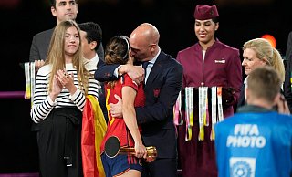 Luis Rubiales umarmt Aitana Bonmati auf dem Podium nach dem Sieg Spaniens im WM-Finale. - Alessandra Tarantino/AP/dpa