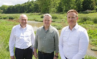 Verbandsvorsteher und Landrat Christoph Rüther (v. l.), WOL-Geschäftsführer Volker Karthaus und Henrik Egeler, Vorstandsmitglied und Technischer Dezernent der Kreisverwaltung, stehen vor den renaturierten Auen zwischen Borchen und Etteln. - Uwe Müller