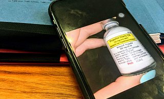 Das Fläschchen mit Narkosemittel, das der Assistenzarzt benutzt haben soll, um seine Opfer zu sedieren. - Jens Reichenbach