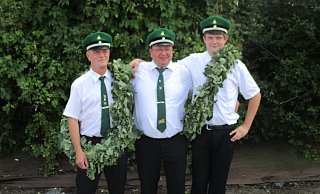 Major Jörg Peper freut sich, dass Schützenkönig Klaus Möller und Kronprinz Alexander Krüger ihre Amtszeit verlängern. - Schützenverein Tonnenheide/Axel Kröger