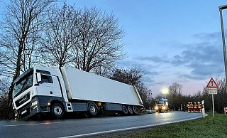 Die Polizei hat die Unfallstelle an der Hans-Böckler-Straße/Krugstraße voll gesperrt und leitet den Vekehr derzeit um. - Patrick Schwemling