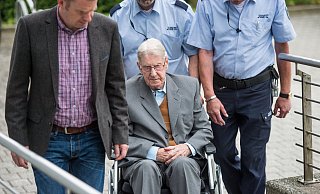 Letzter Verhandlungstag: Der Angeklagte Reinhold Hanning wird in einem Rollstuhl zum IHK-Gebäude in Detmold geschoben, wo der Prozess stattfindet. - dpa