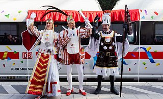 Das aktuelle Kölner Dreigestirn: Prinz Boris I. (M, Boris Müller), Bauer Marco (r, Marco Schneefeld) und die Jungfrau Agrippina (Andre Fahnenbruck). - Rolf Vennenbernd/dpa