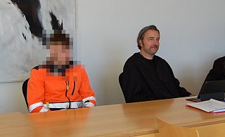 Der 20-jährige Angeklagte mit dem Osnabrücker Anwalt Frank Otten, der den jungen Mann aus Enger auch vor dem Landgericht wieder vertritt. - Hendrik Steinkuhl