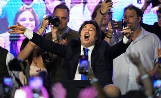 Der Jubel nach dem Sieg: Für Argentiniens Präsident Javier Milei verlief die Kongresswahl erfolgreich. - Rodrigo Abd/AP/dpa