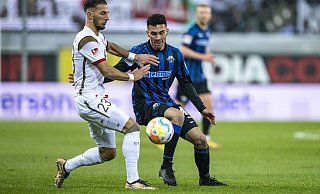 SCP-Winterneuzugang Niclas Nadj (r.), hier im Duell gegen Pauli-Akteur Leart Paqarada, gab gegen seinen Ex-Klub ein durchaus sehenswertes Profidebüt. - dpa