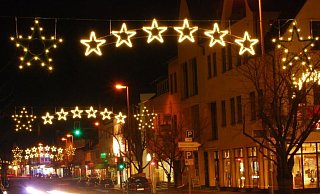 Auf diesen Anblick muss in Beverungen verzichtet werden. Die Lichterbögen zur Adventszeit sind umgestaltet worden und zieren ab diesem Jahr die Straßenlaternen. Das Überspannen der Bundesstraßen ist bei den aktuellen Auflagen aus Sicherheitsgründen nicht mehr möglich. - Beverungen Marketing