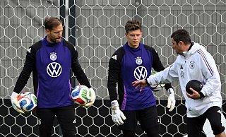 Oliver Baumann (l.) hört Torwart-Trainer Andreas Kronenberg aufmerksam zu. - Federico Gambarini/dpa