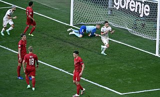 Der Belgier Thorgan Hazard (r) erzielt den zwischenzeitlichen Treffer zum 1:1. - Foto: Dirk Waem/BELGA/dpa