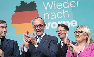 Mit CDU-Chef Friedrich Merz freut sich unter anderem NRW-Ministerpräsident Hendrik Wüst (2. v. r.) - Michael Kappeler/dpa