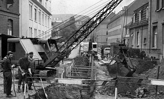 Aufmerksam schauen die Bauarbeiter in die Kamera des Fotografen. Die Bagger sehen anders aus als heute. - Georg Heese (Kommunalarchiv)