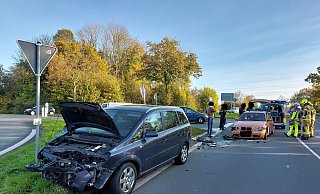 Zwei Personen sind beim Zusammenstoß eines Opel und eines BMW auf der Warburger Straße verletzt worden. - Feuerwehr Paderborn