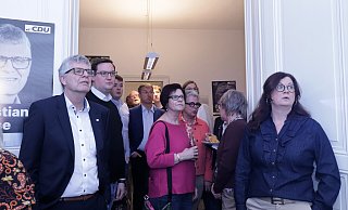 Kritische Blicke: Punkt 18 Uhr lauft in der CDU-Zentrale in Höxter die erste Prognose über die Leinwand. Christian Haase (l.) und seine Frau Sonja (r.) sehen nicht wirklich begeistert aus. - David Schellenberg