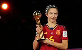 Spaniens Aitana Bonmati hält die Trophäe der Spielerin des Turniers. - Rick Rycroft/AP/dpa