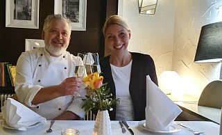 Auf gutes Gelingen: Antonio Ferlaino, Chefkoch des Restaurants Habichtshöhe, und dessen Geschäftsführerin Ramona Schmidt stoßen auf ihre geschäftliche Partnerschaft in den "Taxbäumen" an. - Privat