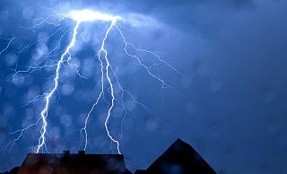 Laut dem Wetterdienst drohen unter anderem regionale Überschwemmungen, vollgelaufene Keller und Unterführungen sowie umstürzende Bäume. - Thomas Rensinghoff/dpa/Symbolbild