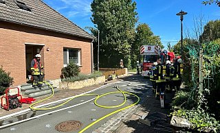 Die Feuerwehr wurde aufgrund einer starken Rauchentwicklung zu einem Mehrfamilienhaus in den Salzkottener Ortsteil Verne alarmiert. - Raph Meyer