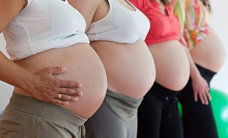 Schwangere müssen in längeren Hitzeperioden ganz besonders auf sich achtgeben. Auch bei Säuglingen und kleinen Kindern ist besondere Vorsicht geboten. - picture alliance / dpa Schwangere müssen in längeren Hitzeperioden ganz besonders auf sich achtgeben. Auch bei Säuglingen und kleinen Kindern ist besondere Vorsicht geboten. - picture alliance / dpa