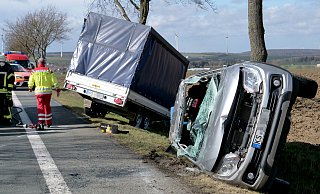 Vermutlich wurde das Gespann auf der Bundesstraße 68 von einer Sturmböe gepackt. Der Fiat wurde vollständig zerstört. - Ralph Meyer