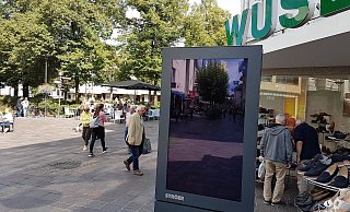 Hingucker auch ohne Bild: Die digitalen Werbetafeln in der Paderborner Westernstraße. - Birger Berbüsse