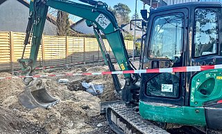 Ein Bauarbeiter wurde bei Arbeiten in dem 1,5 Meter tiefen Loch verschüttet und lebensgefährlich verletzt. - Jens Reichenbach