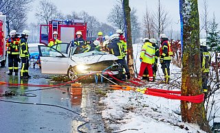 Rund 80 Minuten benötigten die Lichtenauer Feuerwehrleute, um den massiv im Beinbereich eingeklemmten BMW-Fahrer aus dem Wrack zu retten. - Ralph Meyer