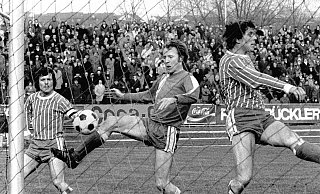 Immer zur Stelle: Außenverteidiger Gerhard „Tommy" Weidenhammer (M.), hier im Spiel gegen SV Erle 08, war auch wegen seiner Torjägerqualitäten bestens bekannt. - Erich Borowka