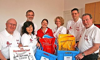 Günter Entgelmeier, Claudia Sauf, Rudi Ostermann, Sonja Kley, Claudia Krüger, Christian Dopheide und Jürgen Schulz (v. l.) organisieren den Hermannslauf. - FOTO: FUST