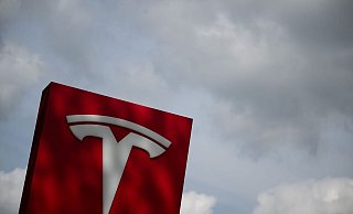 Tesla entschied sich dafür, abgespeckte Versionen heutiger Modelle günstiger zu verkaufen. (Archivbild) - Sebastian Gollnow/dpa