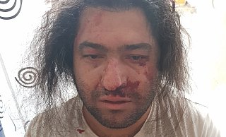 Dokument eines SEK-Zugriffs: Der Bielefelder Amir Jahanian sieht sichtlich mitgenommen aus. Eine Ähnlichkeit mit dem Hells-Angels-Rocker hat er nicht. - privat