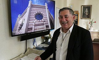 Alexander Kogan beim Lesen der Thora mit der sogenannten Hand, einem Metallstock, mit dem er in den Zeilen nicht verrutscht und das Papier nicht beschmutzt. - Holger Kosbab