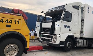 Die Frontscheibe des LKW ist durch die Wucht der Explosion herausgeschleudert worden. - NW