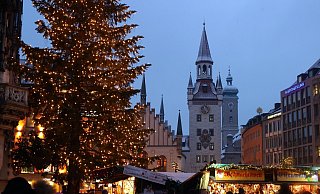 Wie wäre es während der Ferien mit einem Spaziergang über den Christkindlmarkt? - Karl-Josef Hildenbrand/dpa