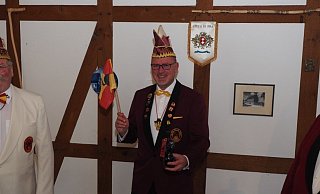 Mit den närrischen Zeichen der NKG  (Fähnchen, Flachmann, Katzenorden) zeichneten Präsident Josef Schunicht (l.) und Prinz Dirk Guse (r.) ihren „Karnevalsbruder im Amt", Johannes Schlütz" aus. - NKG