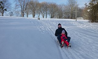 Unsere vierjährige Enkelin Annika erlebt ihren ersten Schneewinter und kann gar nicht genug kriegen vom Schlittenfahren im Trimmpark Obernbeck (hier mit Papa Christian). - Hans-Wilhelm Homburg