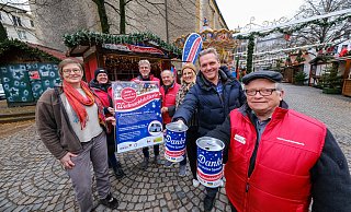 Vertreter verschiedener Bielefelder Institutionen werben für die Weihnachtslotterie. - Andreas Zobe