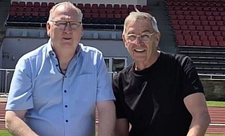 Auf eine gute Zusammenarbeit: IT-Experte Thomas Müller (l.) ist neuer Hauptsponsor der Fußballer des SC Herford, worüber sich auch Bruno Obens vom Abteilungsvorstand freut. - SC Herford