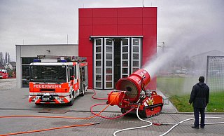 Über die Turbine wird das Löschwasser vernebelt. Eine Reichweite von bis zu 60 Metern ist möglich. - Feuerwehr Frankfurt am Main
