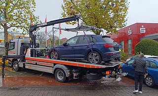 Der Wagen hing mit einer Person an einer Brüstung und wurde danach abgeschleppt. - Sven Hauhart