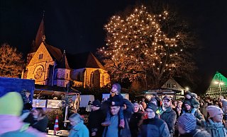 Eltern und Kinder strömen hinter dem Nikolaus in Richtung Pemberville Platz. - Sven Hauhart