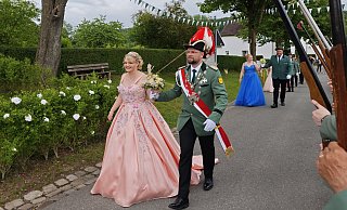 Spalier fürs Königspaar: Magnus und Sigrid Heinrich regieren die St.-Bartholomäus-Schützen in Istrup. - Svenja Ludwig