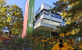 Für viele Studierende ist der Botanische Garten am Standort Höxter ein großes Pfund. Auch die Hochschule bewirbt ihn an prominenter Stelle am Gebäude. - Svenja Ludwig