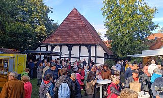 Bei herrlichem Sonnenschein genossen zahlreiche Besucher aus Bünde und Umgebung im Vorjahr die gemütliche Atmosphäre im Museumsgarten. - Alexandra Stratmeier
