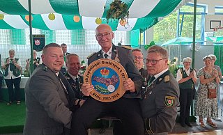 Zum Zeichen der Inthronisierung wurde der neue König Uwe Bökemeier von Kameraden auf einem Stuhl in die Höhe gehoben. - Sven Hauhart