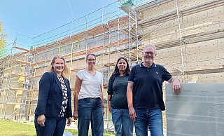 KBB-Chefin Manuela Handke (v.l.), Architektin Katja Flörke, KBB-Architektin Lisa Ropte und Architekt Andreas Krys erklären die Sanierungsmaßnahmen an der Grundschule Hunnebrock. - Sven Hauhart
